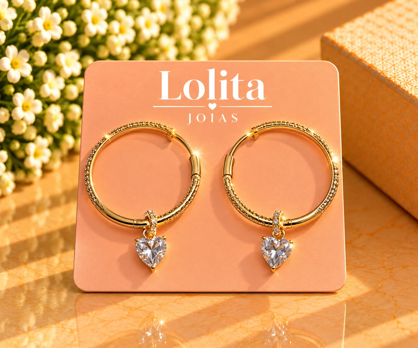 Brinco Argola Lolita Dourado com Pingente de Coração em Cristal